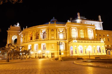 Odessa 'daki opera binasının gece manzarası