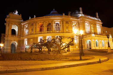 Odessa 'daki opera binasının gece manzarası