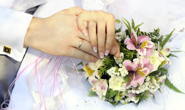 Just married couple hands — Stock Photo, Image