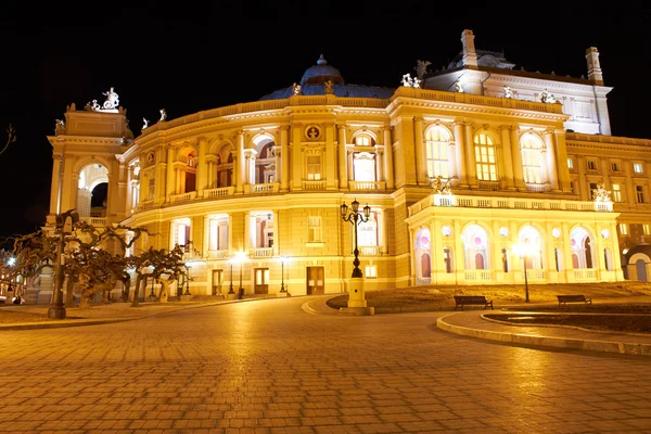 Odessa 'daki opera binasının gece manzarası