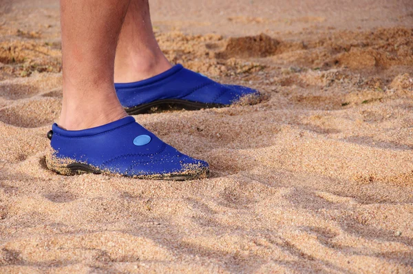 Ayaklarını kuma koy