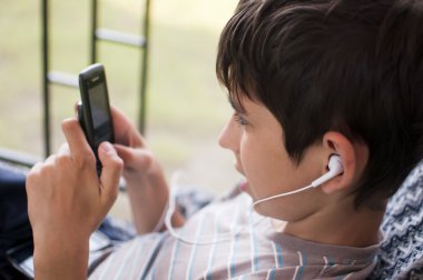 Teen kulaklık aracılığıyla müzik dinler