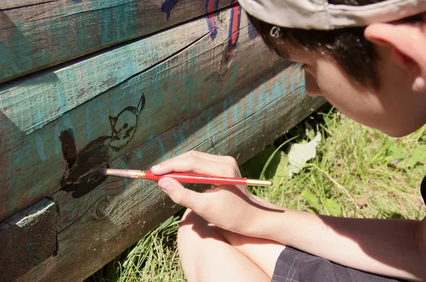 çocuk ahşap duvar çizer