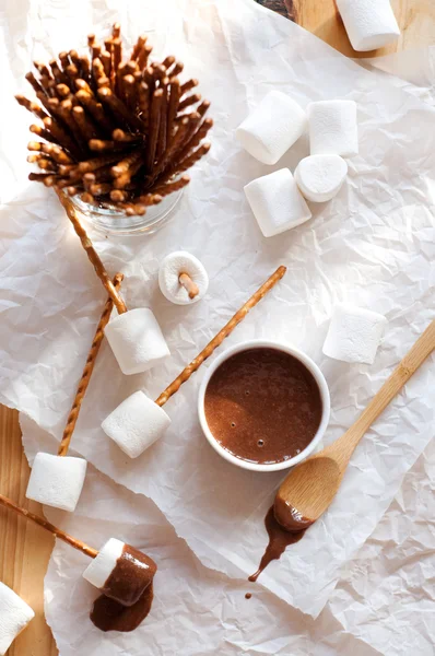 Haselnussbutter, Marshmallows und Brezeln — Stockfoto