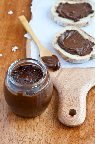 Dunkle Haselnussbutter — Stockfoto