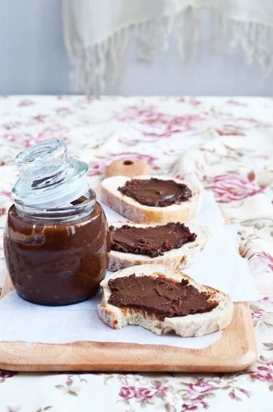 Dunkle Haselnussbutter — Stockfoto