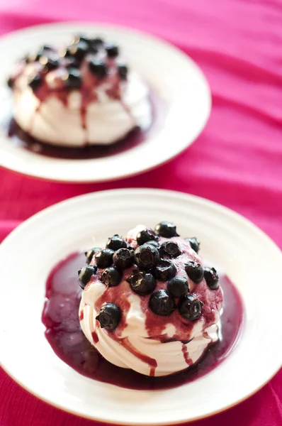 Blaubeerenpavlova Stockbild