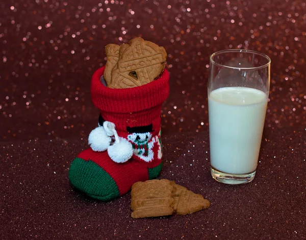 Weihnachtssocke mit Plätzchen und Milch — Stockfoto
