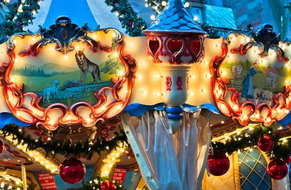 Crianças alegre-go-round no mercado de Natal — Fotografia de Stock
