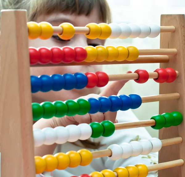 Liten flicka med abacus — Stockfoto