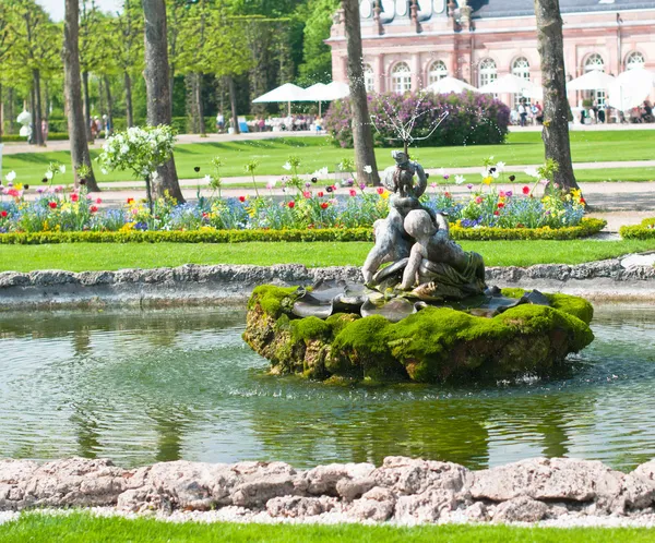 Маленький фонтан в парке — стоковое фото