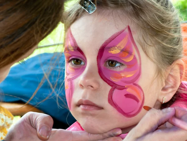 Niño en edad preescolar con pintura facial. Maquillaje. . —  Fotos de Stock