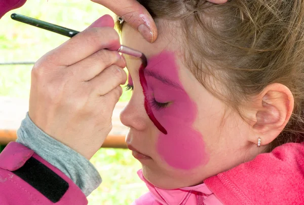 Niño en edad preescolar con pintura facial. Maquillaje. . —  Fotos de Stock
