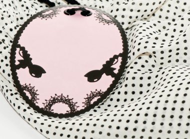 bir bluz üzerinde fiyat etiketi