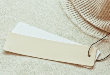 bir kazak için etiket ekli