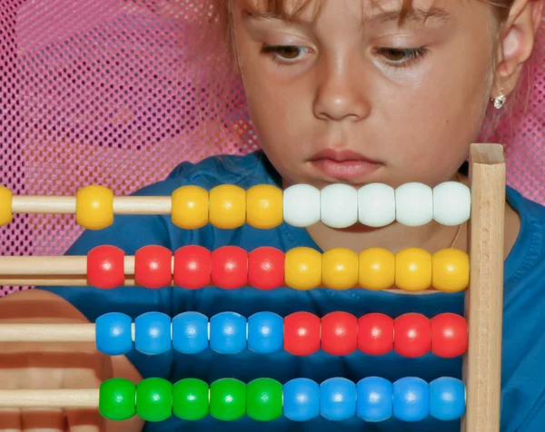 Liten flicka med abacus — Stockfoto