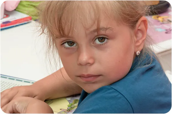 Brunette little girl reading a book Royalty Free Stock Photos