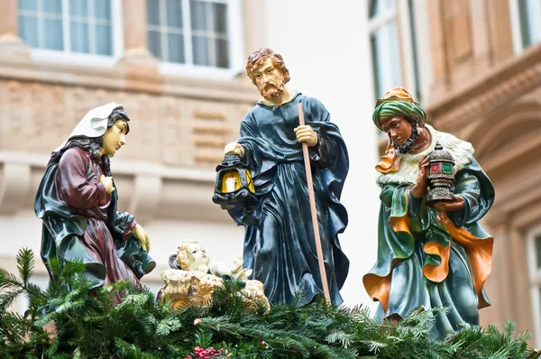 Weihnachtskrippe mit drei Weisen, die Jesuskind, Maria und Josef beschenken. Stockfoto