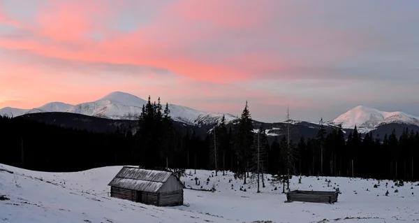 Colorido paisaje invernal en las montañas de los Cárpatos — Foto de Stock