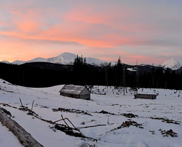 Paisagem de inverno colorido nas montanhas dos Cárpatos — Fotografia de Stock