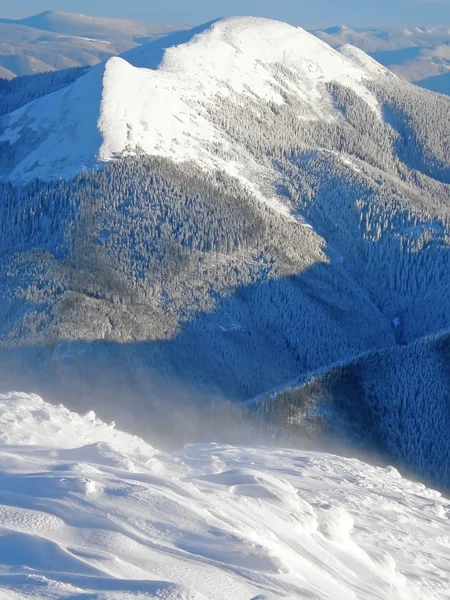 Montanhas cobertas de neve de Cárpatos — Fotografia de Stock