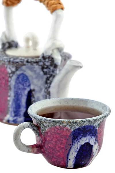 Керамический чайник и чашка чая . — стоковое фото