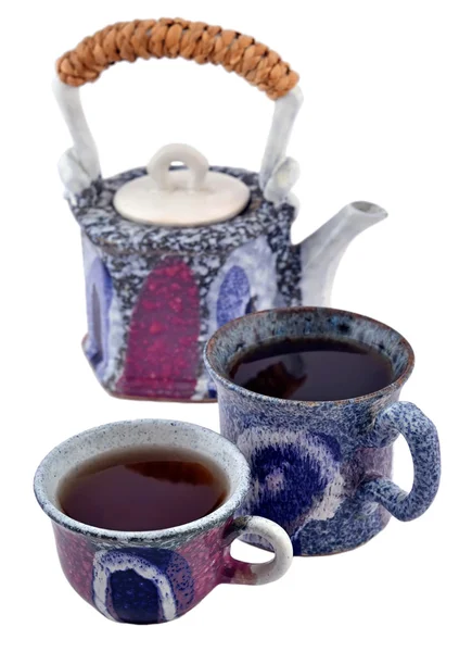 Керамический чайник и две чашки чая — стоковое фото