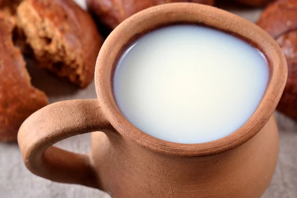 Ceramic jug with milk and fresh bread — Stock Photo, Image