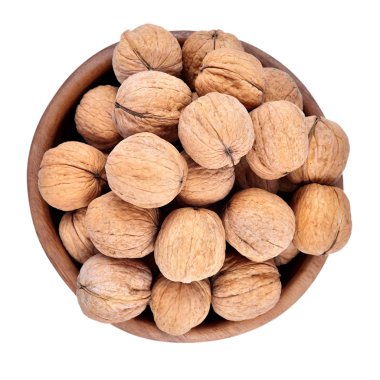 beyaz zemin üzerinde bir ahşap kase bütün ceviz