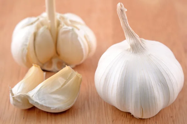 Garlic on the wooden background — Stock Photo, Image