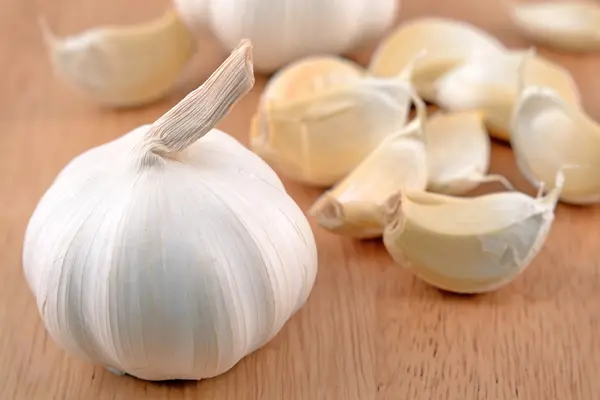 Garlic on the wooden background — Stock Photo, Image