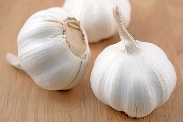 Garlic on the wooden background — Stock Photo, Image