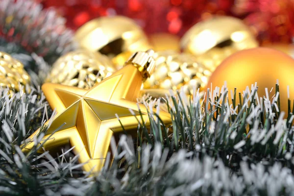 Estrela de ouro e bolas de Natal — Fotografia de Stock