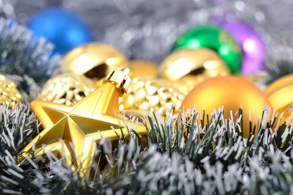 Bolas de Navidad y guirnalda — Foto de Stock