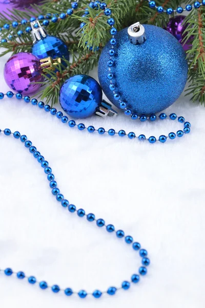 Boules de Noël et guirlande sur une branche d'épinette — Photo