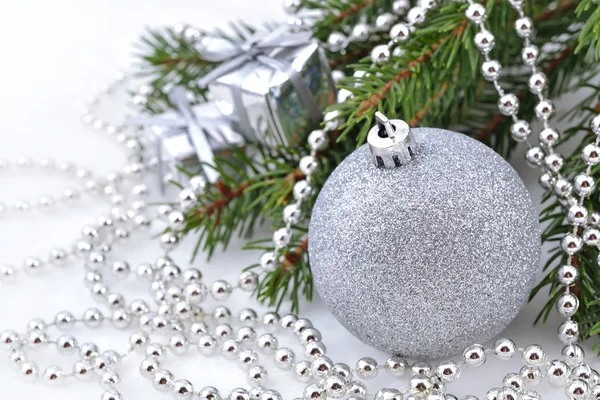Boże Narodzenie dekoracje na gałęzi świerka — Zdjęcie stockowe