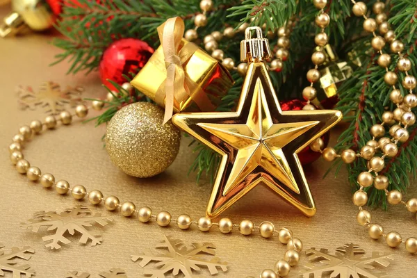 Estrella de oro y decoraciones navideñas —  Fotos de Stock