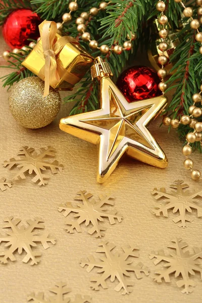 Estrella de oro y decoraciones navideñas —  Fotos de Stock