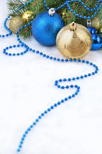 Boules de Noël et guirlande — Photo