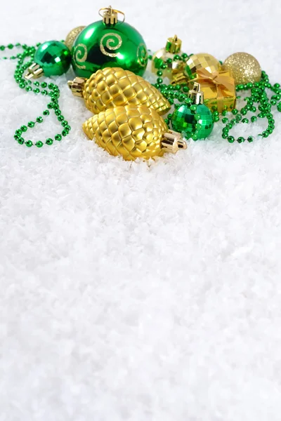 Goldene und grüne Weihnachtsdekoration — Stockfoto