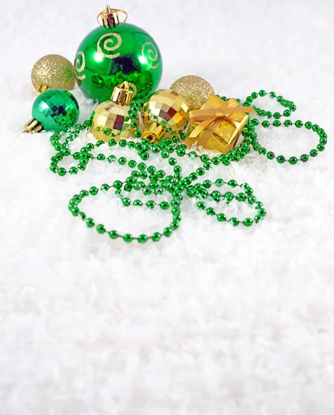 金色和绿色圣诞装饰品 — 图库照片