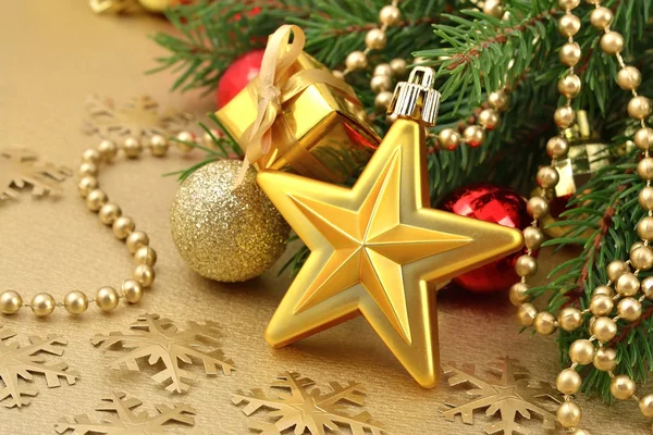 Estrella de oro y decoraciones navideñas — Foto de Stock