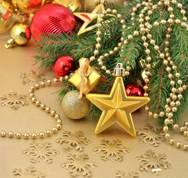 Estrella de oro y decoraciones navideñas — Foto de Stock