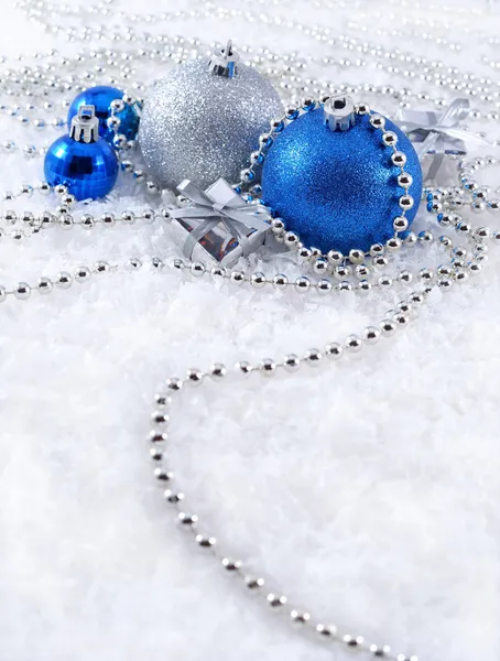 Srebrny i niebieski ozdoby świąteczne — Zdjęcie stockowe