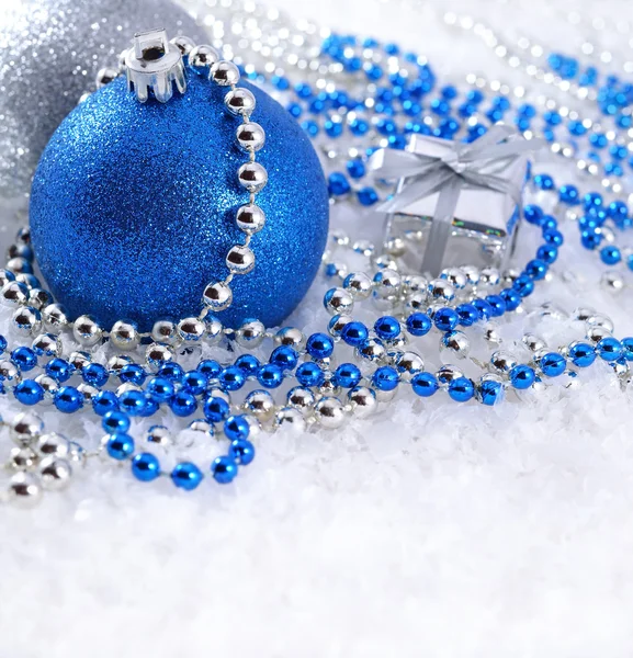 銀と青のクリスマスの装飾 — ストック写真