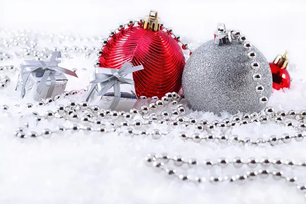 Dekoracje na Boże Narodzenie srebrny i czerwony — Zdjęcie stockowe