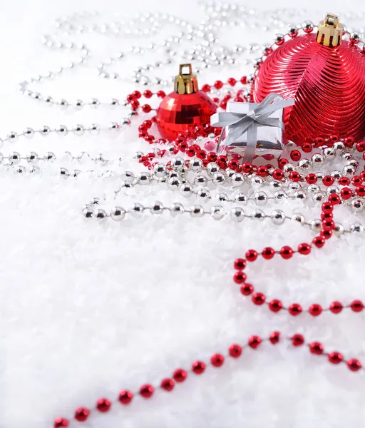 Decoraciones de plata y rojo de Navidad — Foto de Stock