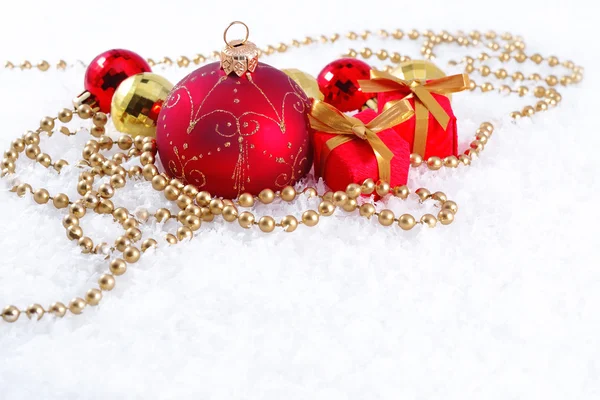 Arany és piros karácsonyi díszek — Stock Fotó