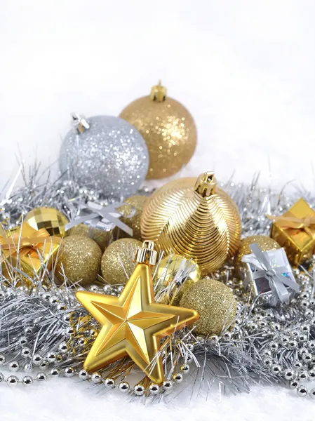 Złote i srebrne ozdoby świąteczne — Zdjęcie stockowe