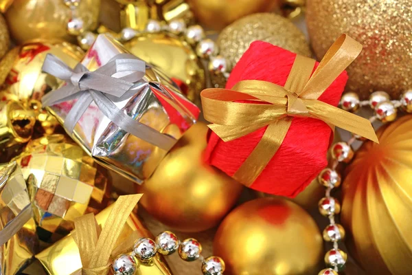 Подарки и рождественские украшения — стоковое фото